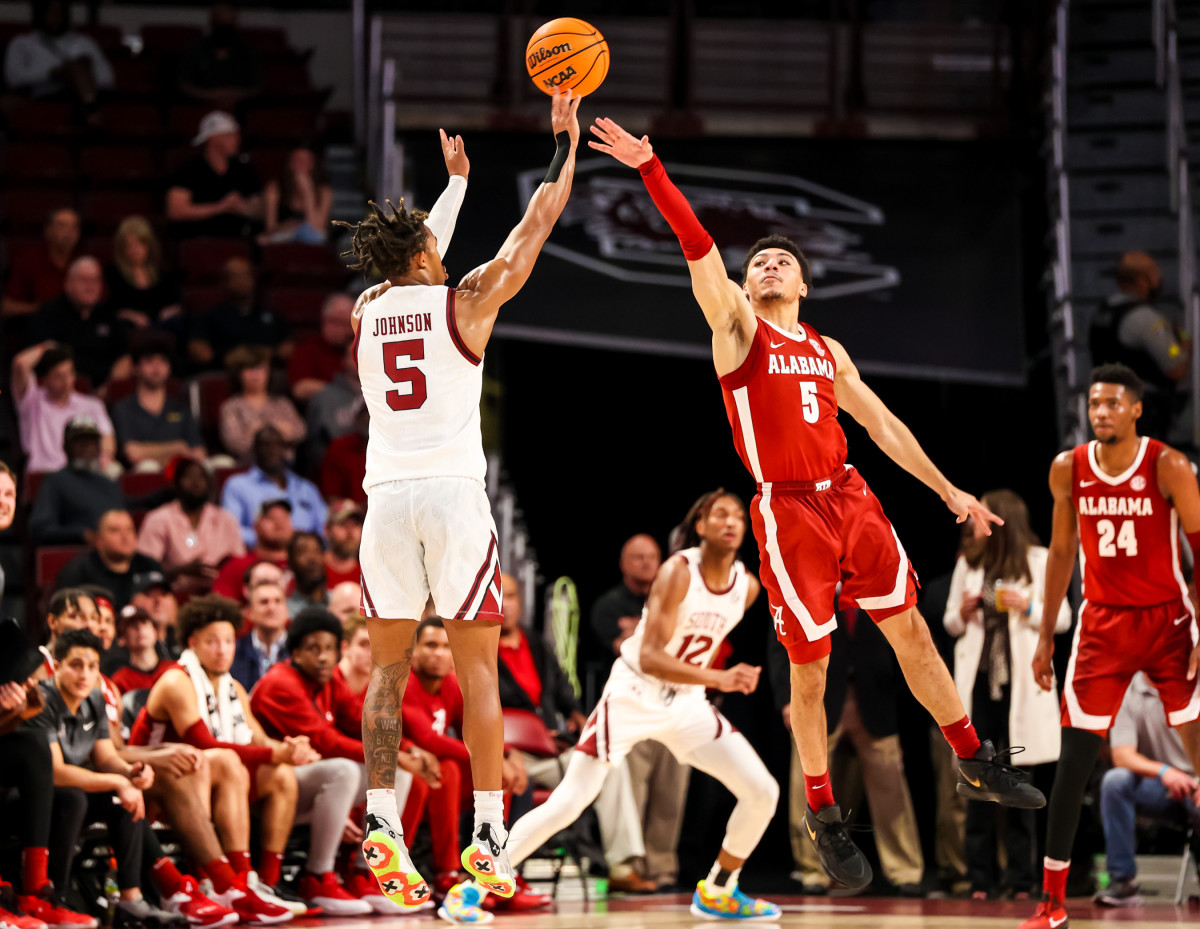 Meechie Johnson putting up a three-point shot against Alabama's Jahvon Quinerly last season (22nd Feb., 2023)